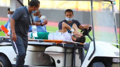 إسلام أبو سليمة يغادر مباراة بيراميدز مصابا